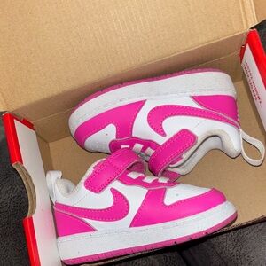 Nike Kids Sneakers in Fuchsia and White